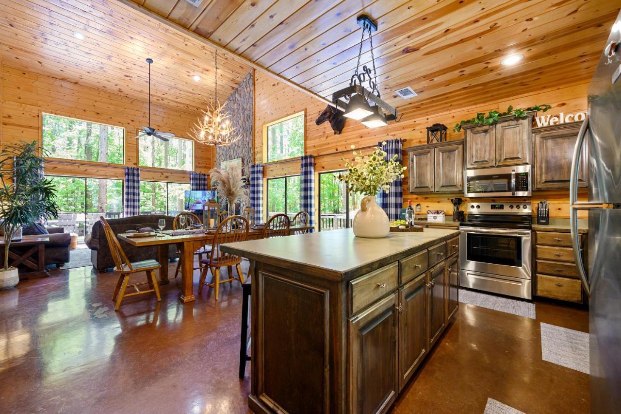 Hickory Bear - Cabin Surrounded By Pines, Sleeps 10, Hot Tub, Fire Pit, Arcade, Foosball Table & Deck Slide Broken Bow Exteriér fotografie