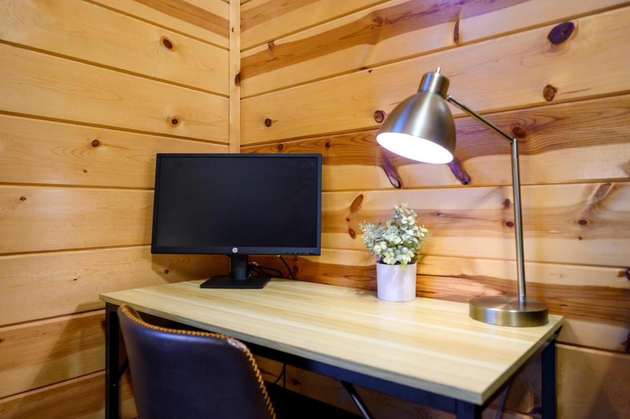Hickory Bear - Cabin Surrounded By Pines, Sleeps 10, Hot Tub, Fire Pit, Arcade, Foosball Table & Deck Slide Broken Bow Exteriér fotografie