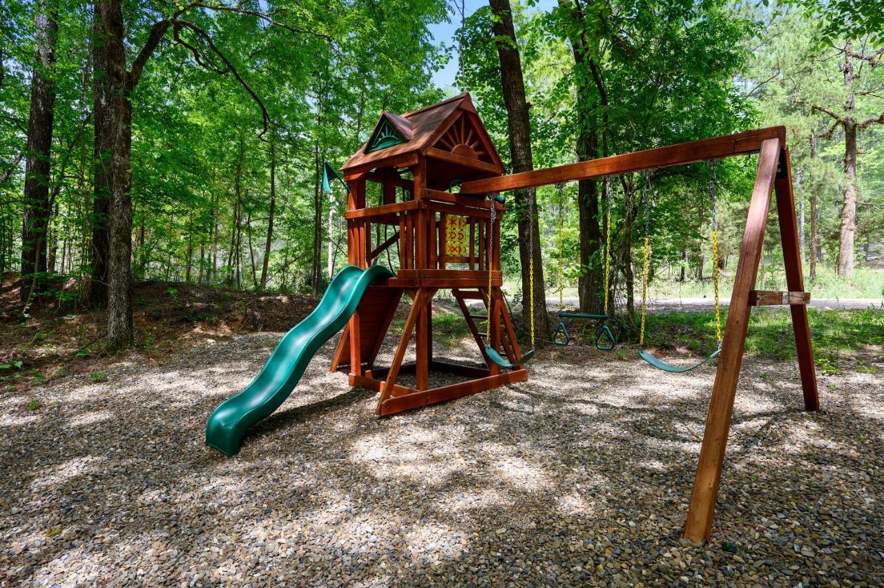 Hickory Bear - Cabin Surrounded By Pines, Sleeps 10, Hot Tub, Fire Pit, Arcade, Foosball Table & Deck Slide Broken Bow Exteriér fotografie